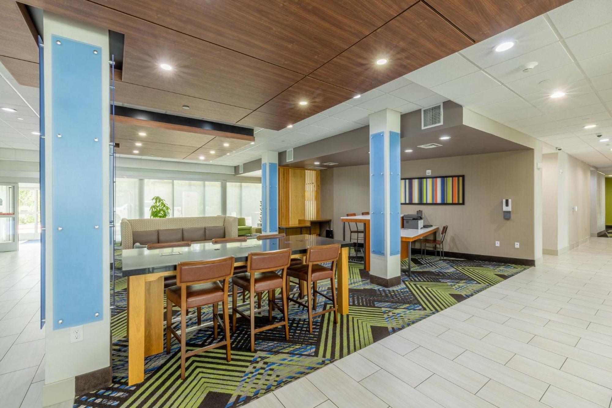 Holiday Inn Express & Suites - Lindale By Ihg Exterior foto